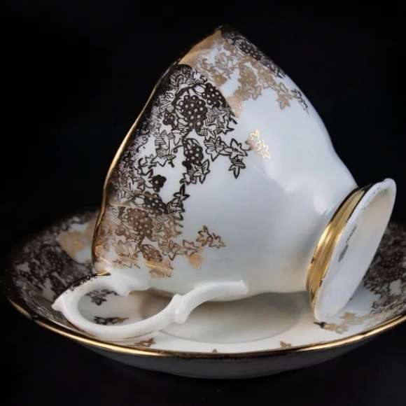 VINTAGE 4 piecea total Albert footed teacup grapevine pattern 22k gold gilt - Picture 6 of 10